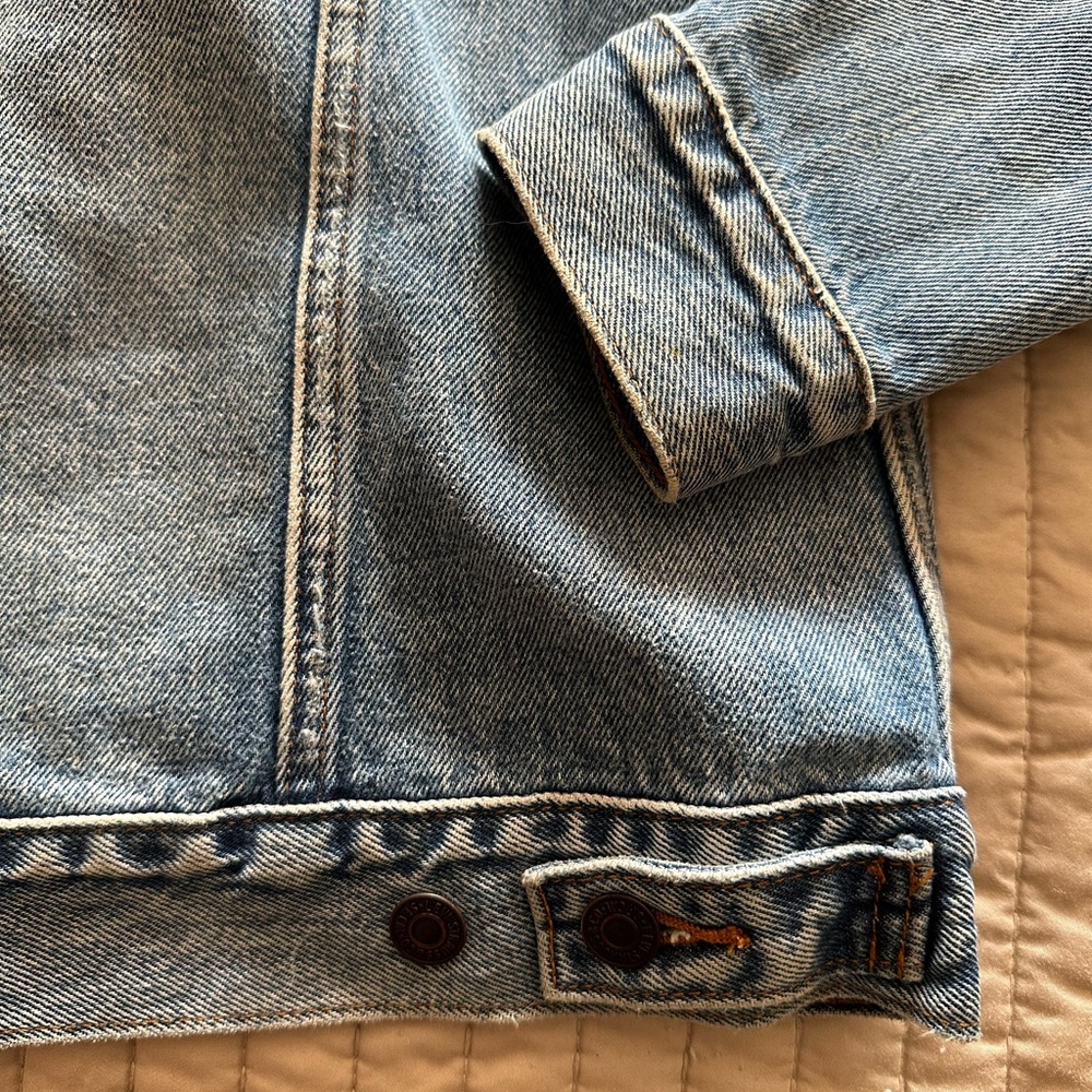Levi’s Classic Jean Jacket - Picture 7 of 9